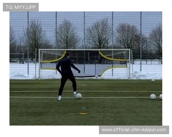 凯恩背身转身射门气质十足，尽显顶级锋线杀手魅力